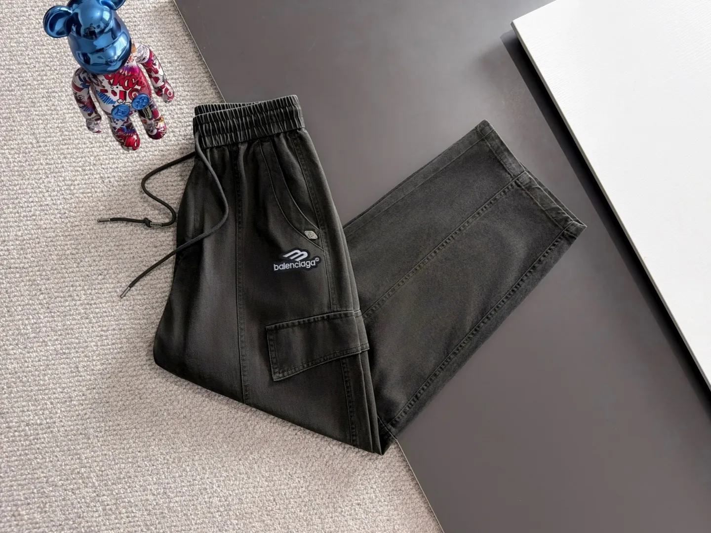 Next day shipment P195 Balenciaga High Quality 2026 Autumn and Winter New Arrival elastic band casual pants, counter-customized fabrics, Breathable, high comfort, impeccable details, brand element design concept, reflecting high quality. It feels delicate and soft! It presents a casual cut and the upper body shape is great! Sizes:S-3XL